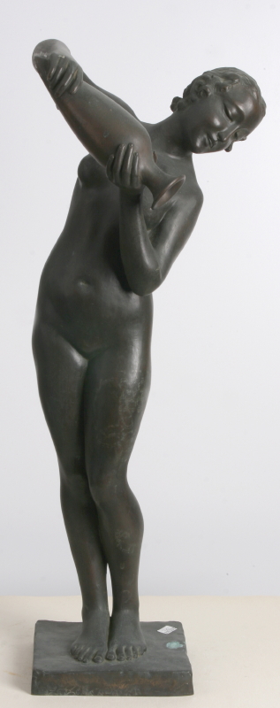 GAMC - Galleria di Arte Moderna - Opera : Donna nuda in atto di versare acqua da un vaso - autore: Angeloni Alfredo , immagine