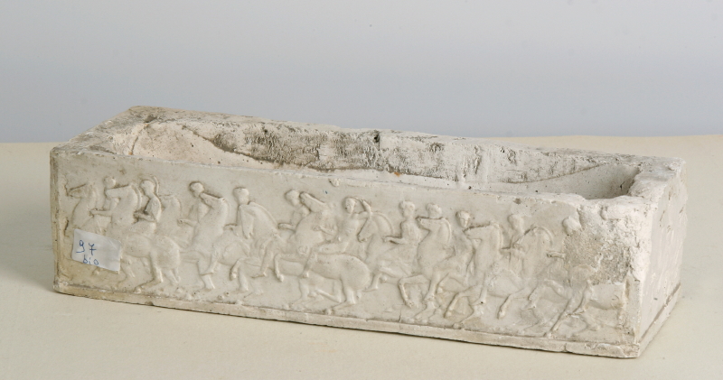 Serie di cinque piccoli sarcofagi con bassorilievi