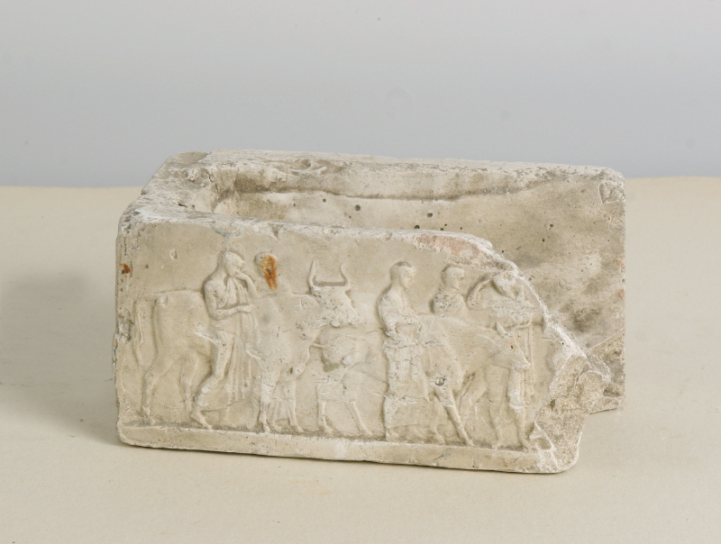 Serie di cinque piccoli sarcofagi con bassorilievi