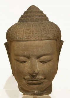 GAMC immagine opera Buddha, Testa di Buddha, arte della Thailandia centrale, Provincia di Lopburi, arenaria grigia, cm. 30x20x20
