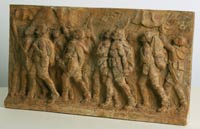 GAMC immagine opera Angeloni Alfredo Soldati in marcia, bassorilievo, terracotta, cm. 23x40x4